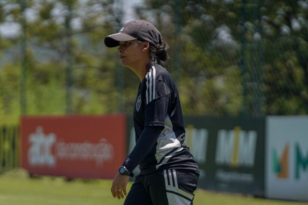 Corinthians contrata Robertinha para Base