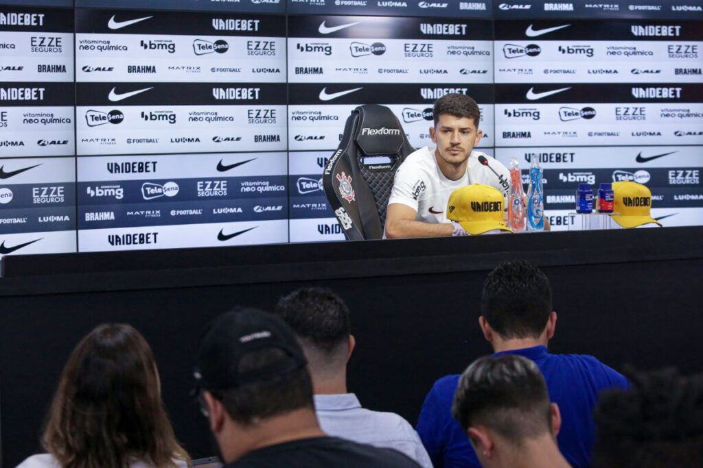 Hugo é apresentado no Corinthians