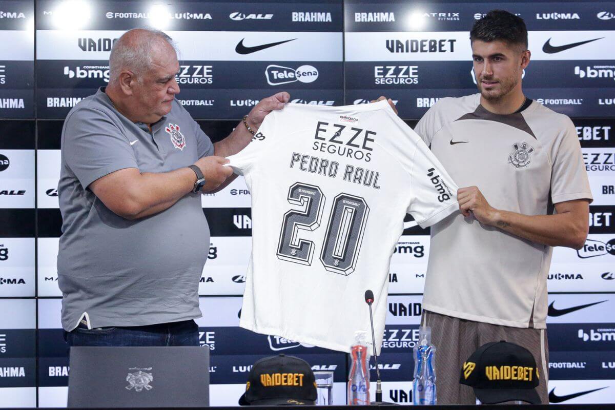 Pedro Raul é apresentado no Corinthians