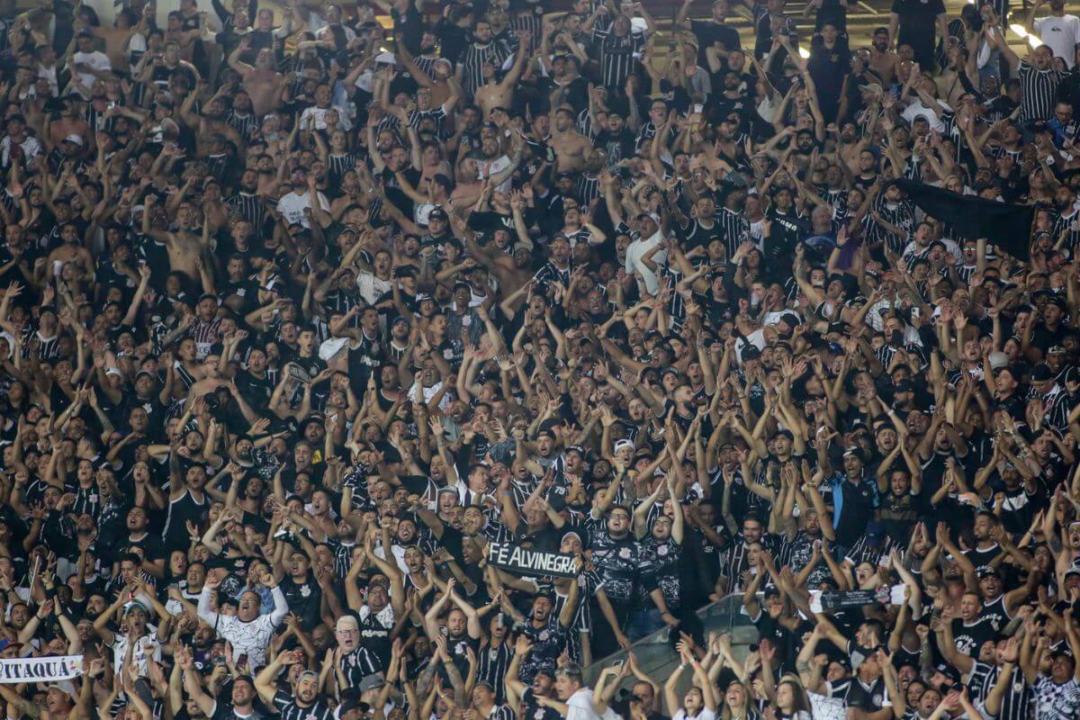 Torcidas do Corinthians emitem nota