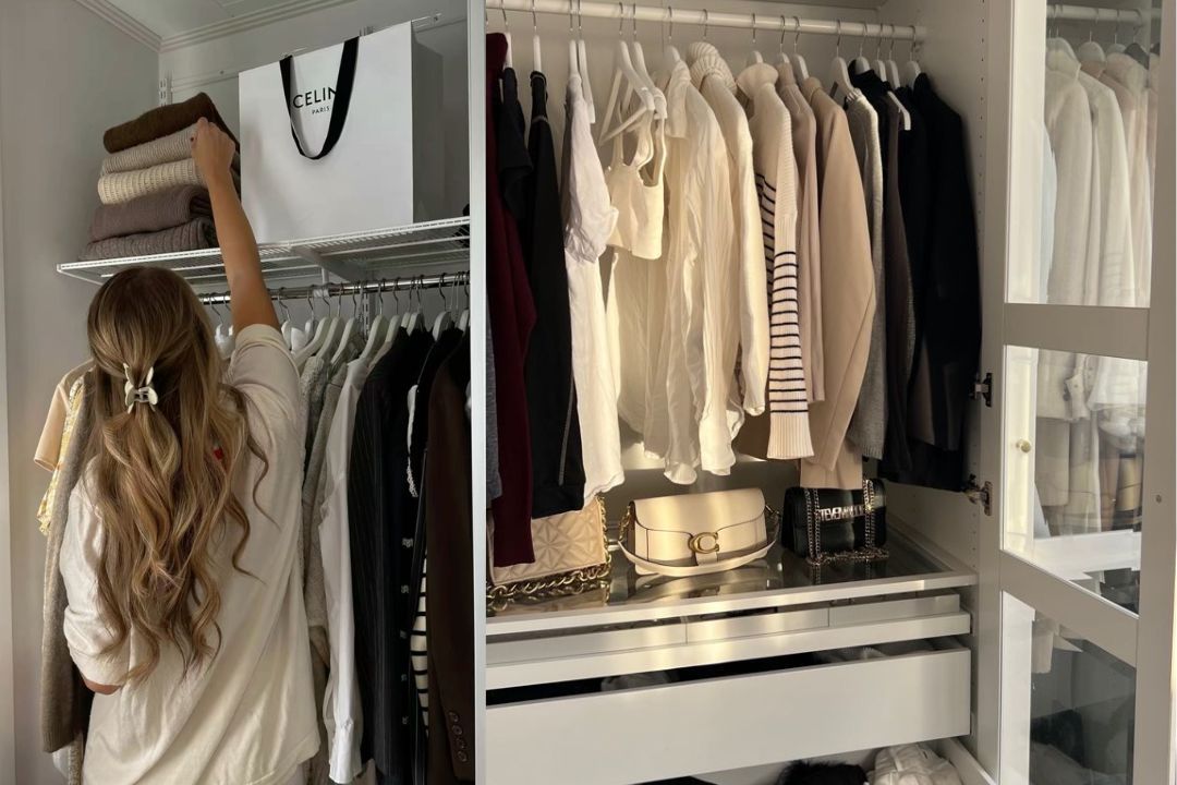 Como organizar guarda roupa feminino: o passo a passo simples que vai transformar seu dia a dia (e seu estilo)